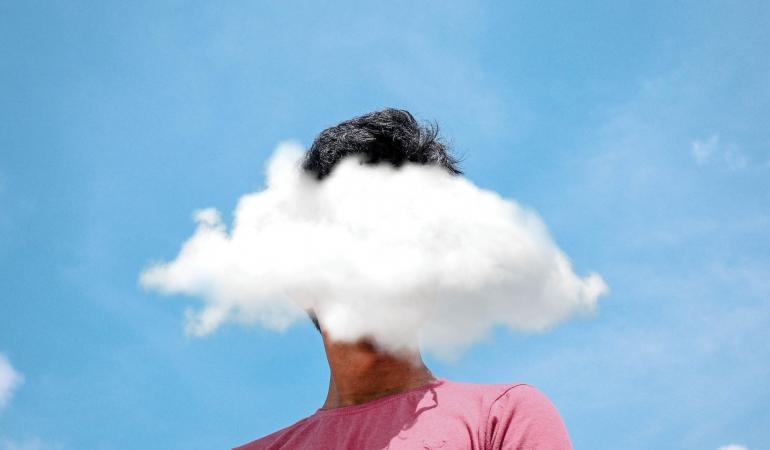 Man met hoofd in de wolken
